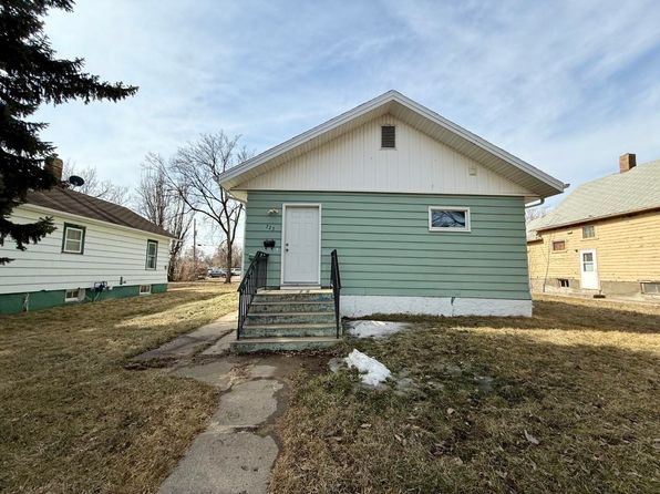 723 5th St NE, Minot, ND 58703