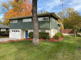 909 Laurel Ave, Woodstock, IL 60098