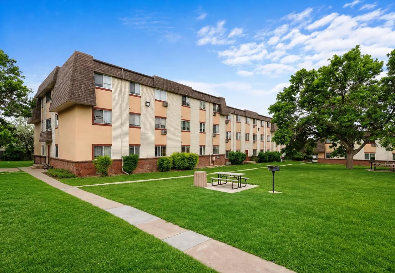 2 bed, 842 sqft, $1,700 — Photo 1