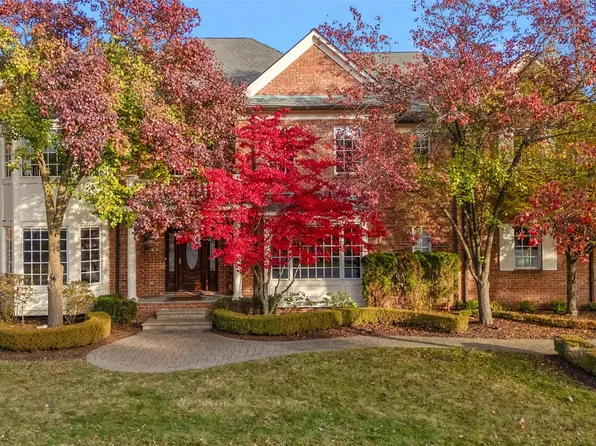 83 Greenan Ln, Lake Orion, MI 48362