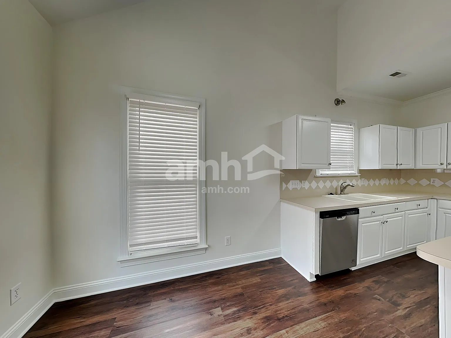 4 bed, 2.5 bath, 2220 sqft, $2,325 — Photo 4