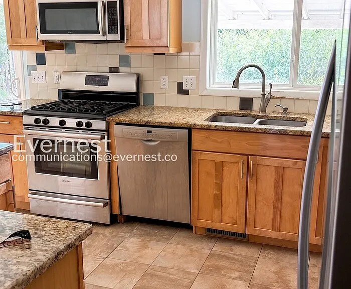 380 Martin Dr — Photo 5