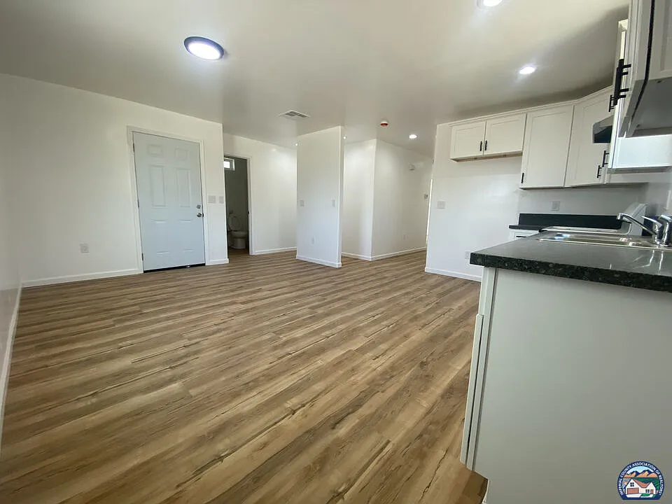 3 bed, 2.0 bath, 1000 sqft, $2,200 — Photo 2