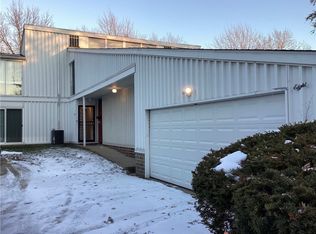 28 Sutton Pl #28, Cleveland, OH 44120