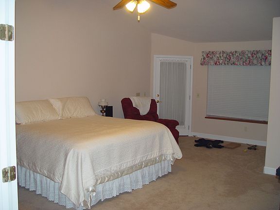 Master bedroom W/vualted ceiling and seating area