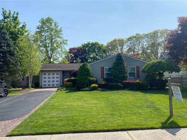 72 Chatham Drive, Oakdale, NY 11769
