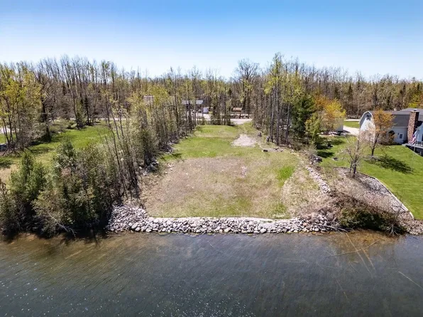 5130 Hiawatha Dr, Cheboygan, MI 49721