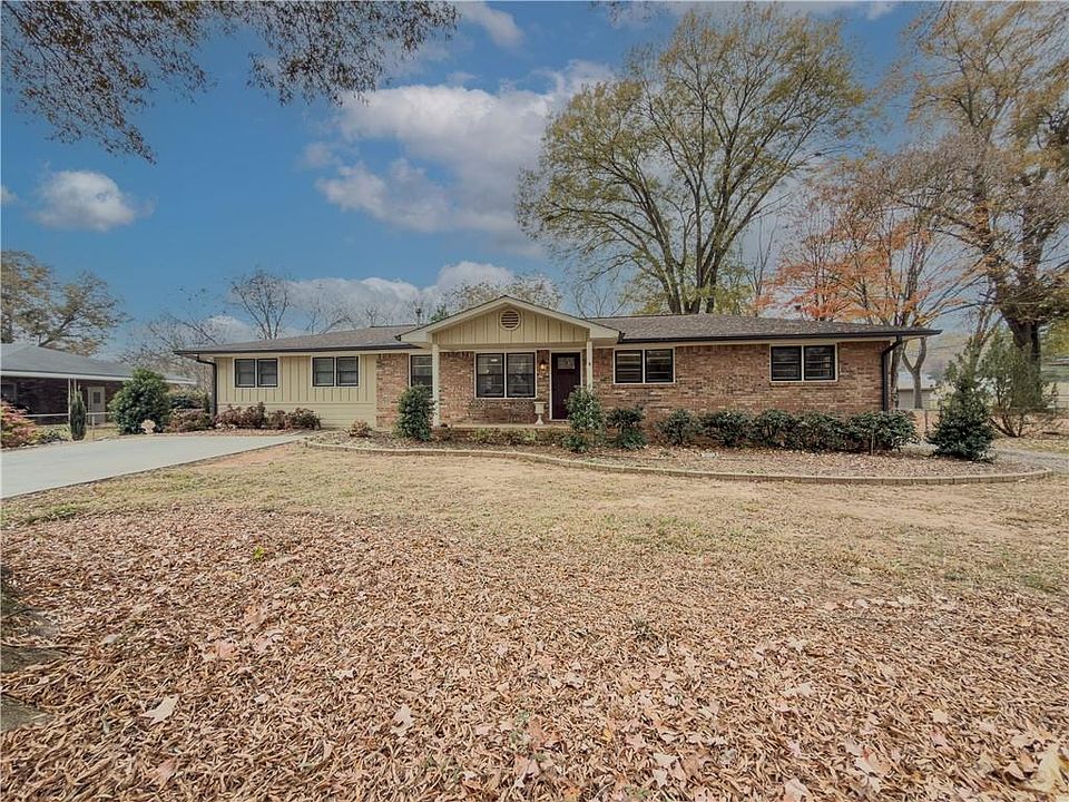 1st image of 220 Dogwood Dr