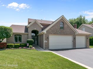 997 Woodside Dr, West Chicago, IL 60185