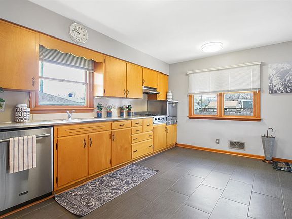5th image of 2924 Franklin Ave
