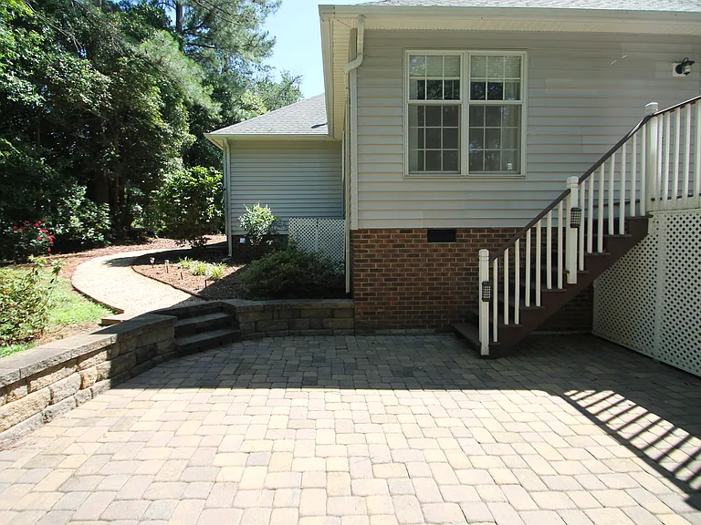 106 Elliott St W — Photo 37