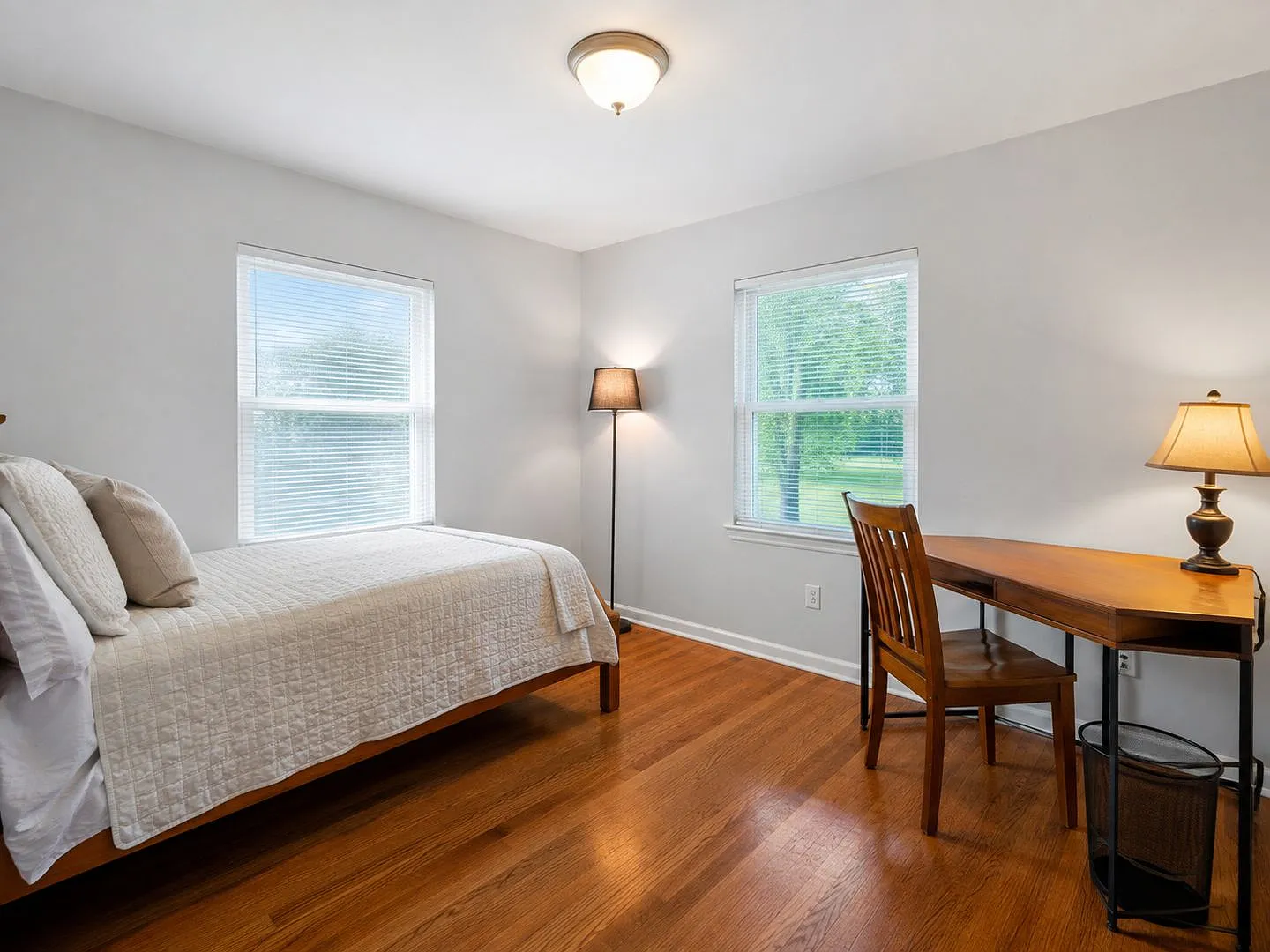 5 Bedroom | 2 Bathroom Campus Rental — Photo 3