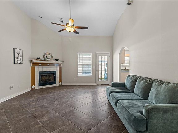 5th image of 926 Village Ln