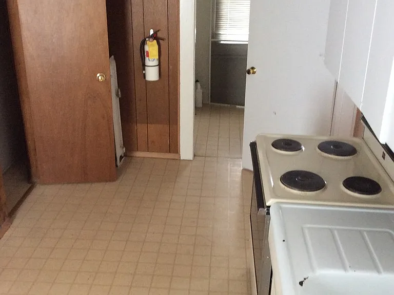 Comfortable Old Home converted into Apartments — Photo 6