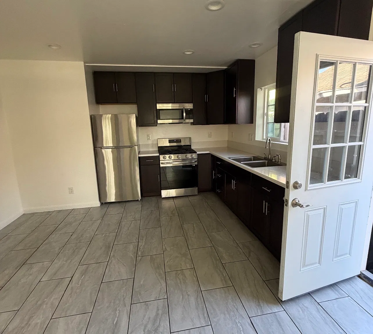 1050 N Stokes Ave — Photo 2