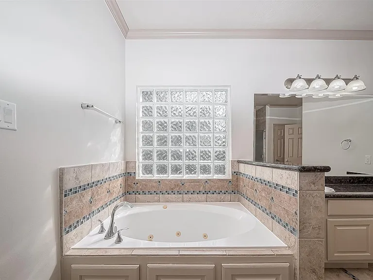 1522 Olive Park — Photo 33