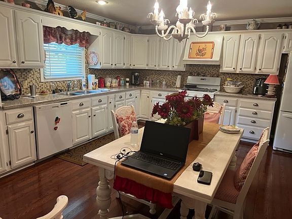 5th image of 1015 Westport Dr