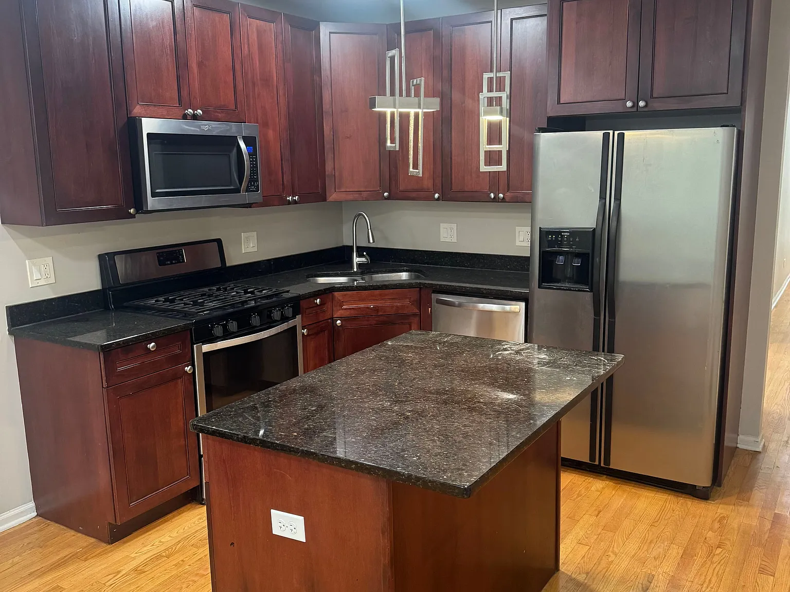 3 bed, 2.0 bath, 1400 sqft, $1,900 — Photo 2