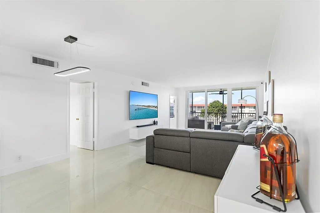 2 bed, 2.0 bath, 1020 sqft, $2,800 — Photo 3