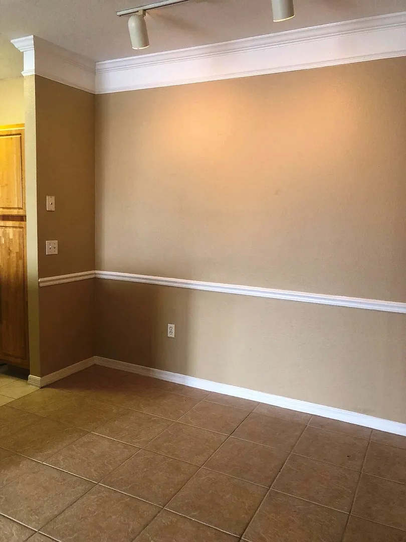 Lake View Upgraded Beautiful 2 Bed 2 Bath Condo With Garage In Metrowest — Photo 1