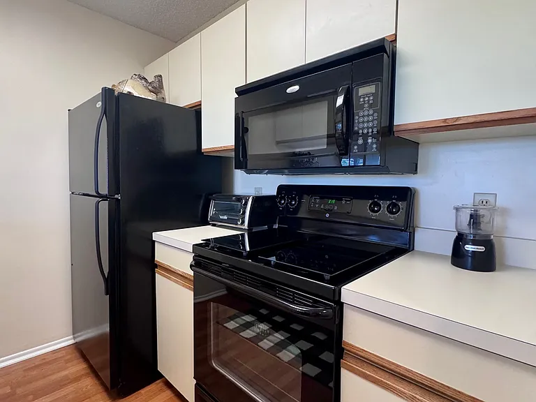 Lovely Kitchen w/ breakfast bar!