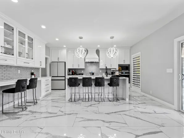 12319 Vanherr Dr, Jeffersontown, KY 40299