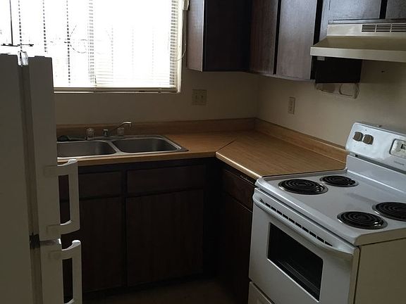 3rd image of 300 Louisiana Blvd NE APT D