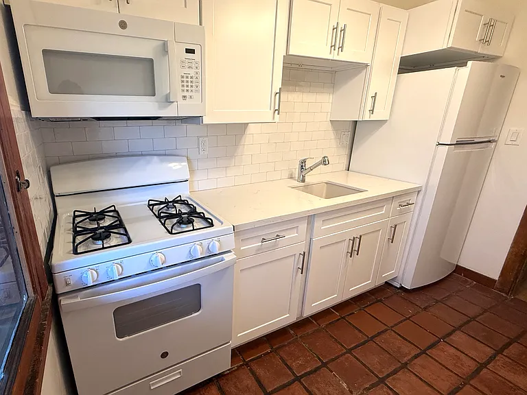 Kitchen (all new appliances)