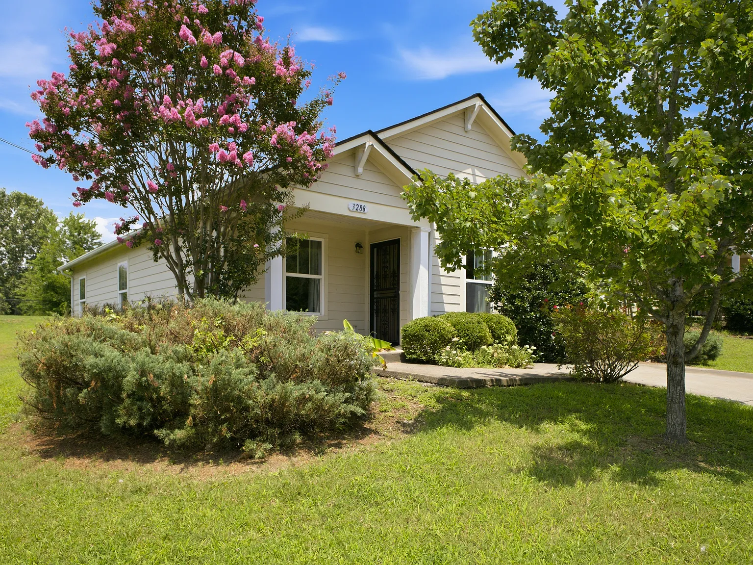 4 bed, 1268 sqft, $2,000 — Photo 3