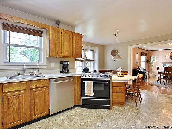 5th image of 9 Cedar St