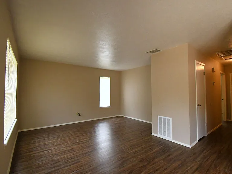 201 Parklane Dr — Photo 4