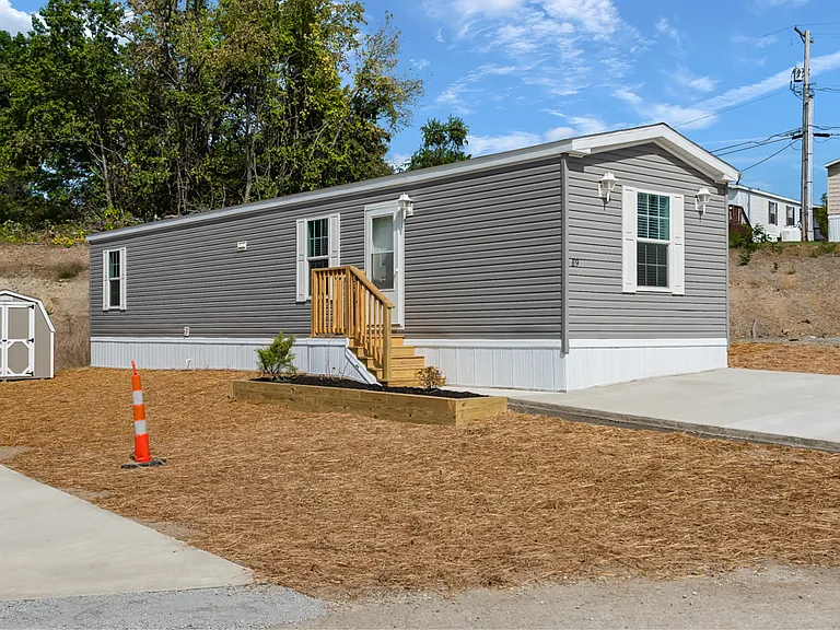 Center Manor — Photo 13