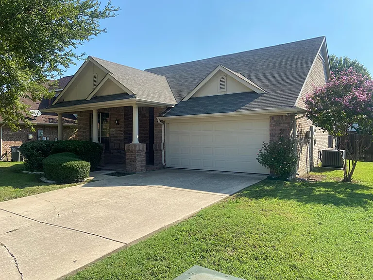 302 Crabapple Dr — Photo 2