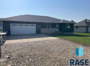 1028 Snyder Cir, Larchwood, IA 51241