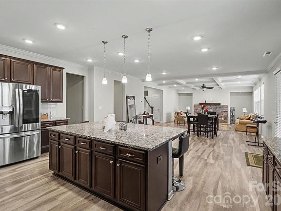 3rd image of 853 Double Oak Ln SE