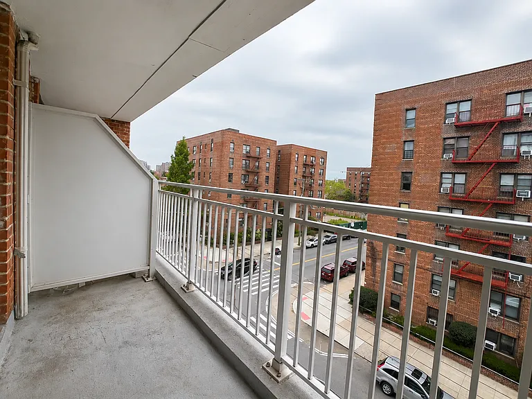 2409 E 3rd St #5F — Photo 12