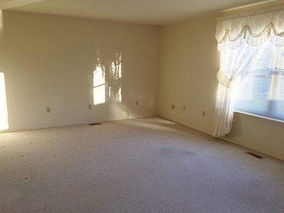 5th image of 420-422 Lyle Dr