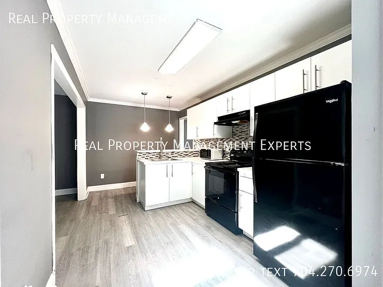 2501 Eastway Dr — Photo 5