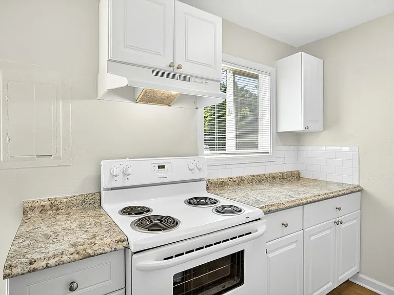 230 Lincoln St — Photo 3