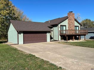 7010 SW 33rd St, Topeka, KS 66614