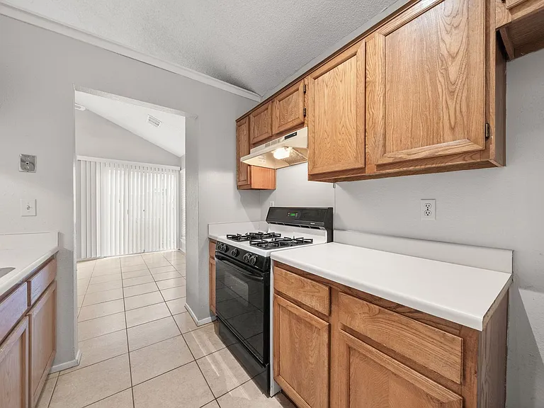 411 Greenlawn Blvd — Photo 14