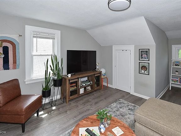 3rd image of 1293 Summit Ave Unit 3