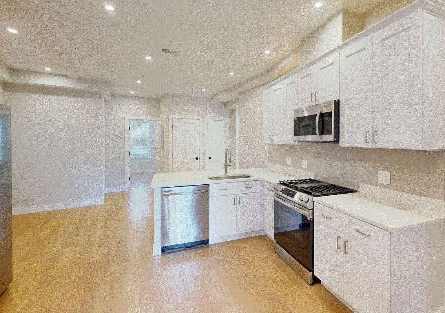 Charming 4 Bedroom-No Broker Fee — Photo 4