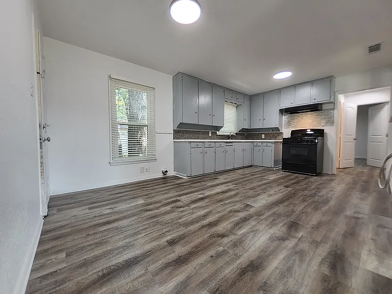 558 Harrison Ln — Photo 12