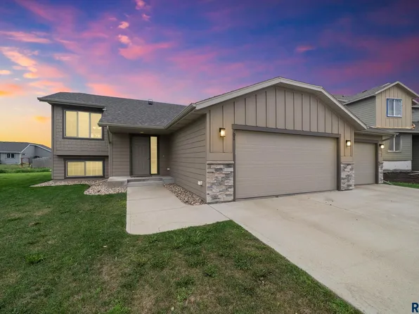 701 Creekside Trl, Harrisburg, SD 57032