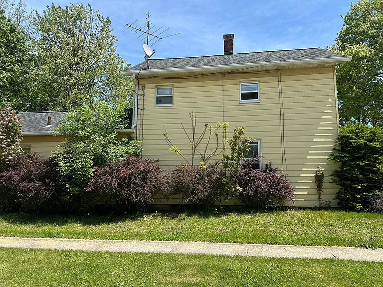 353 Harris St — Photo 3
