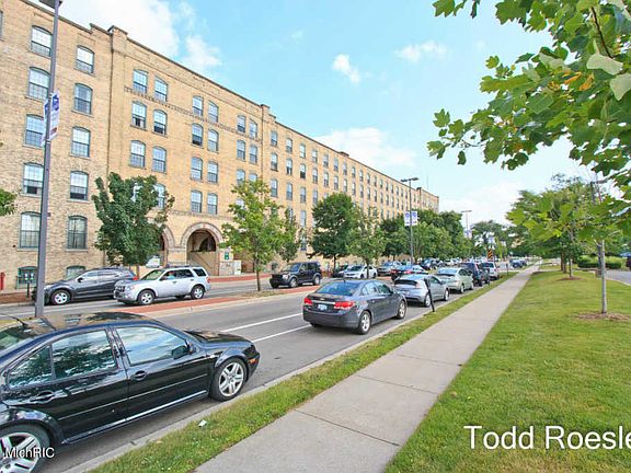 3rd image of 428 Monroe Ave NW #428