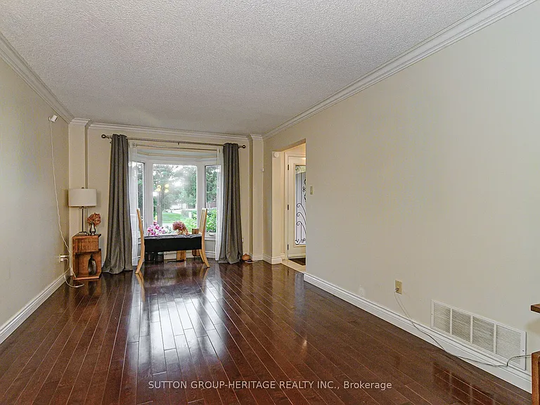 209 Bassett Blvd — Photo 8