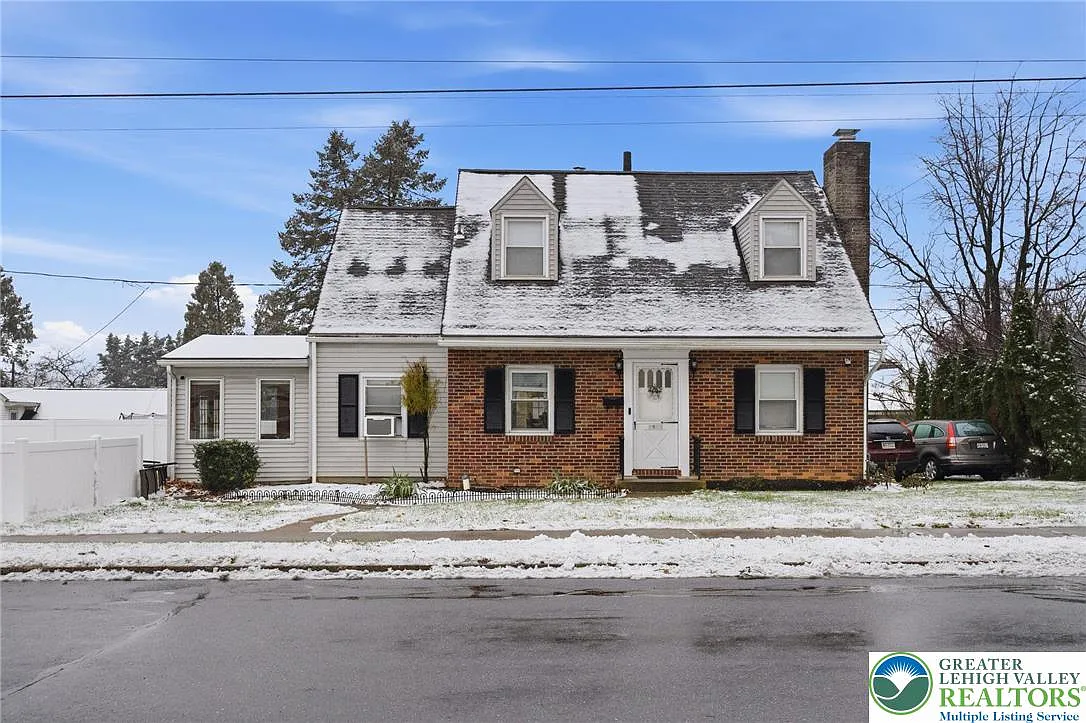 1950 Oxford Dr photo 1