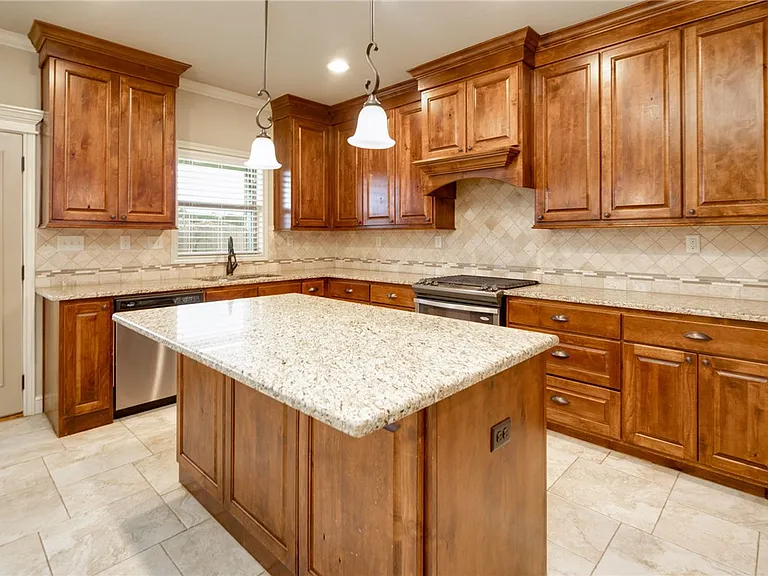 4025 Crestmont Dr — Photo 10